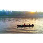 قایق‌سواری در رودخانه هنگام طلوع آفتاب