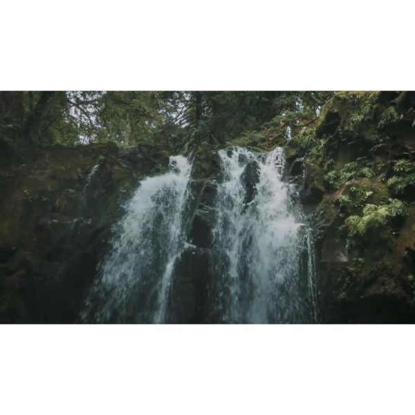 پرواز هوایی به‌سوی آبشار باشکوه | فوتیج طبیعت