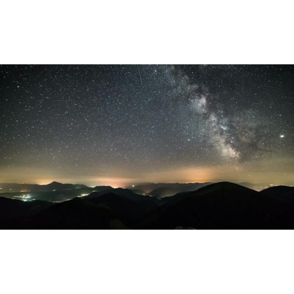 نمای کوهستان با کهکشان راه‌شیری