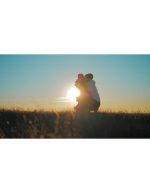 تصویر استوک مادر و فرزندی | فوتیج احساسی مادر و کودک در غروب - Image 2