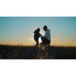 تصویر استوک مادر و فرزندی | فوتیج احساسی مادر و کودک در غروب