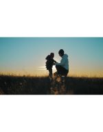 تصویر استوک مادر و فرزندی | فوتیج احساسی مادر و کودک در غروب