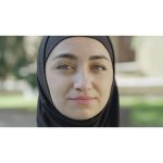 ویدیو استوک پرتره یک زن محجبه | بانوی مسلمان با لبخند