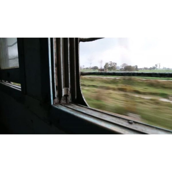 منظره زیبا از پنجره قطار در مسیر | نمای سفر قطار شهری