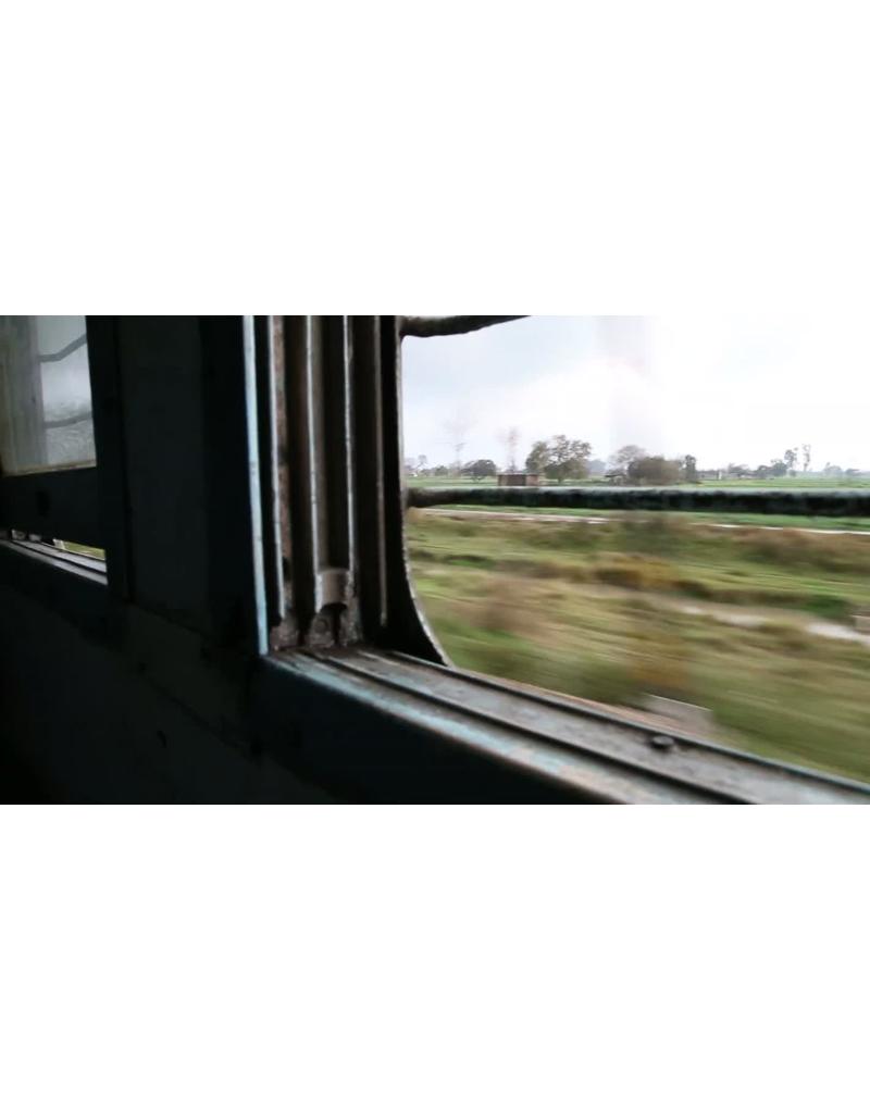 منظره زیبا از پنجره قطار در مسیر | نمای سفر قطار شهری منظره زیبا از پنجره قطار در مسیر | نمای سفر قطار شهری