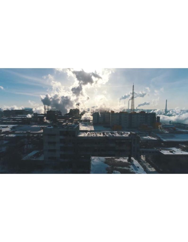 کارخانه شیمیایی و دودکش صنعتی | نمای صنعتی