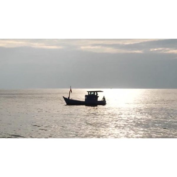 قایق ماهیگیری در سفر دریایی | نمای داستانی از غروب و قایق