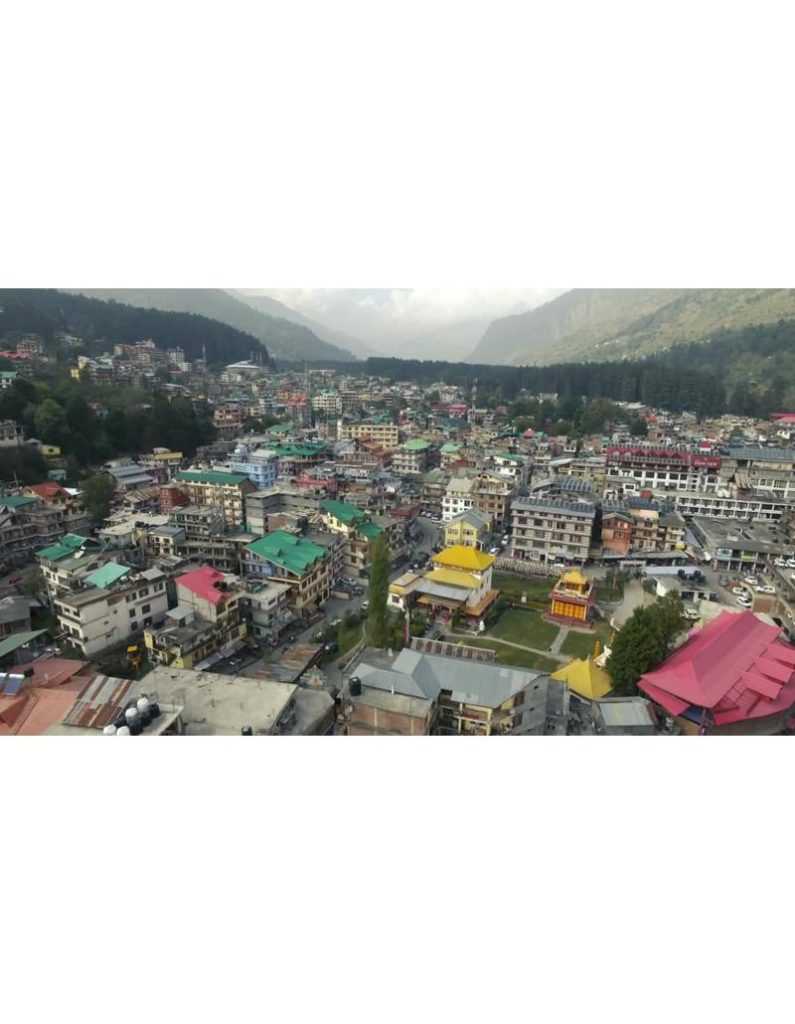 پانورامای شهر کوچک آسیایی در کوهستان | منظره شهری