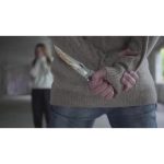 ویدیو استوک مرد مسلح با چاقو مخفی شده پشت خود