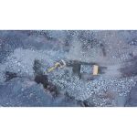 ویدیو استوک از کامیون خاکبرداری در حال قرار دادن سنگ‌ها