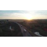 ویدیو استوک ترافیک صبحگاهی بزرگراه بین‌شهری در ناحیه روستایی