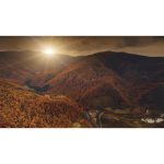 ویدیو استوک غروب فوق‌العاده در یک روستای کوچک کوهستانی اوکراین