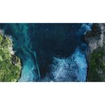 ویدیو استوک نمای بالا از جزایر گرمسیری در دریا با رنگ‌های زیبا