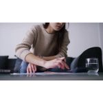 ویدیو استوک از زن جذاب در حال محاسبه و تفکر