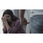 ویدیو استوک از مرد عصبانی در حال ورود به پنجره خانه