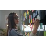 ویدیو استوک زن کارآفرین آسیایی با ایده‌های خلاقانه