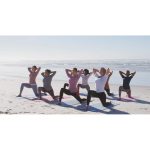 ویدیو استوک زنان چندنژادی انجام یوگا در ساحل