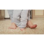 ویدیو استوک از اولین قدم‌های نوزاد با کمک مادر