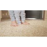 ویدیو استوک از اولین قدم‌های نوزاد با کمک مادر