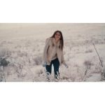 ویدیو استوک دختر زیبا در راه برفی با چشم‌انداز زمستانی