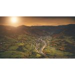 ویدیو استوک از روستای پاییزی در کنار رودخانه