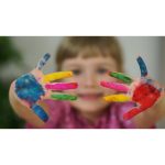 ویدیو استوک دست‌های کودک در رنگ - کودک پوشیده از رنگ