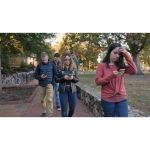 ویدیو استوک دانشجویان در حال پیاده‌روی با گوشی‌های هوشمند