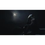 ویدیو استوک دختر نشسته بر روی سنگ در شب جنگل