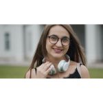 ویدیو استوک زن جوان در حال لبخند زدن در خیابان