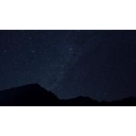 ویدیو استوک زمان‌گذشته از آسمان شب و کوه‌ها