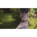 ویدیو استوک نمایش تعادل کودک بر روی میله