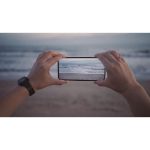 ویدیو استوک دست‌های زنان با گوشی هوشمند در حال استفاده