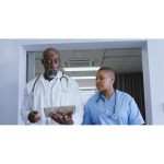 ویدیو استوک گفتگوی دیجیتال پزشک و کارشناس بهداشت