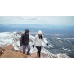 ویدیو استوک زوجی در حال پیاده‌روی در کوهستان برفی