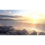 ویدیو استوک امواج دریا بر روی صخره‌ها در غروب