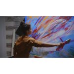 ویدیو استوک هنرمند جوان در حال خلق آثار انتزاعی