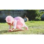 ویدیو استوک نوزاد در حال خزیدن بر روی چمن سبز