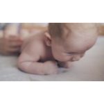 ویدیو استوک نوزاد پسر با چشمان آبی و گونه‌های چاق