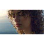 ویدیو استوک افراد در ساحل در حال نگاه به دور