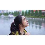 ویدیو استوک زن آسیایی در آسمان شهری آرامش را تجربه می‌کند