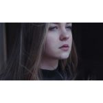 ویدیو استوک دختر با چشم‌های آبی در حال تفکر در طبیعت