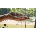 ویدیو استوک تشکیل قطرات باران بر روی دست و انگشتان