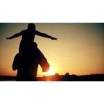 ویدیو استوک سایه‌های پدر و پسر در طبیعت