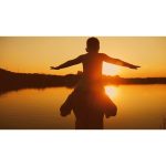 ویدیو استوک پدر و پسر در حال بازی در ساحل