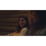 ویدیو استوک گفت‌وگو در کنار شومینه بین افراد