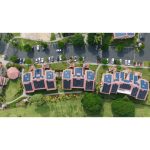 ویدیو استوک نمای هوایی از ساختمان‌های مسکونی با پنل‌های خورشیدی