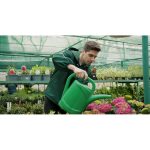 ویدیو استوک کارگر باغبانی در لباس سبز مخصوص