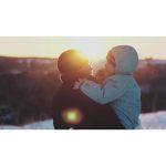 ویدیو استوک خانواده در غروب آفتاب روشن