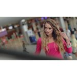 ویدیو استوک مدل فشن در لباس صورتی و کفش پاشنه بلند