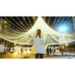 ویدیو استوک زن شاد در فضای کریسمس با جادوهای درخشان